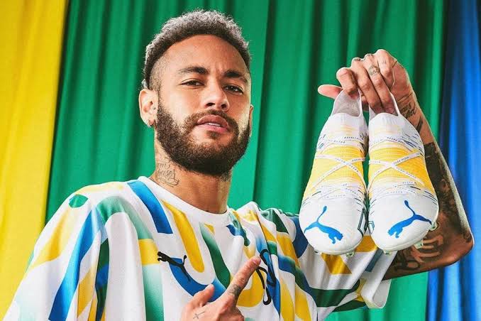 Deboche Em meio à polêmica Nike Neymar posta chuteira da Puma