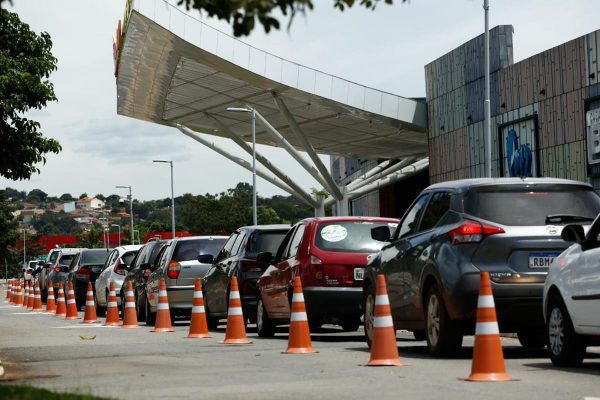 Fila de carros para vacinação contra Covid-19 em Goiânia