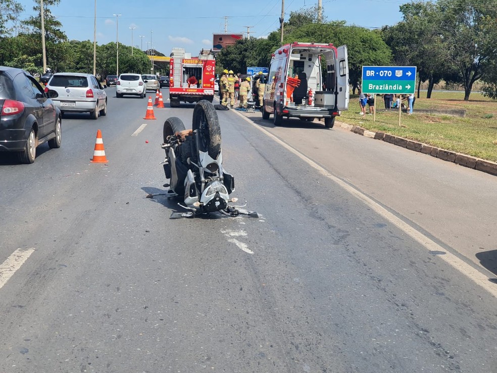 Motocicleta ficou com as rodas para cima após acidente na Epia Sul, no DF — Foto: Corpo de Bombeiros do DF/ Divulgação