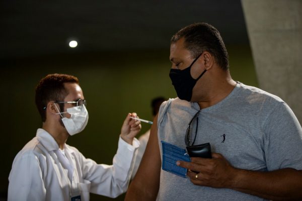 Vacinação na Cidade das Artes, na Barra da Tijuca. Idosos de 88 anos e antecipação da Pfizer para 50 anos