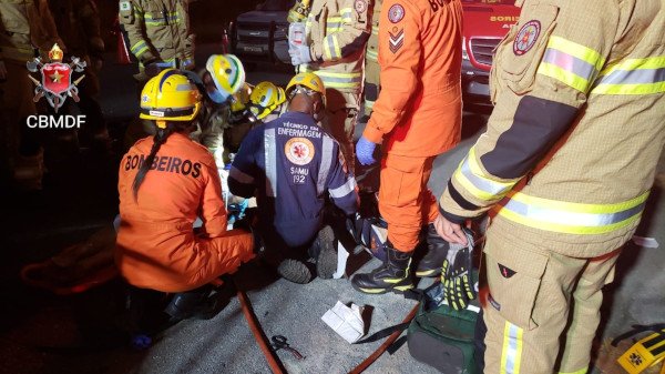 bombeiros e enfermeiros do Samu em volta de maca