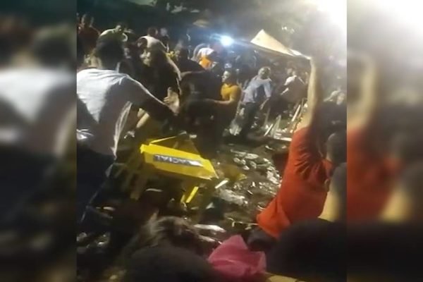 Pessoas correm após disparos de arma de fogo em show