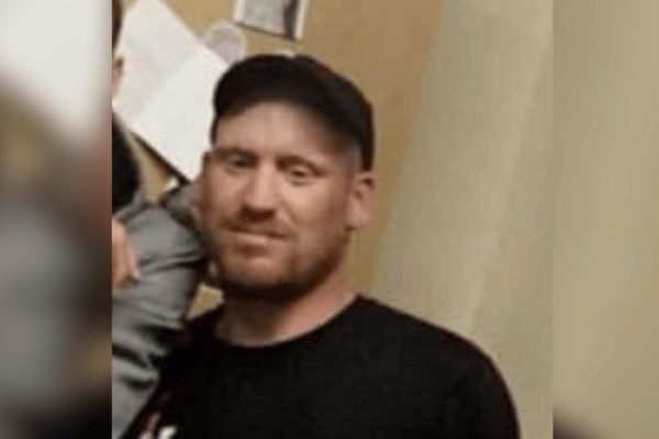 Em imagem colorida, Danny James Clarke foi encontrado morto em casa na terceira busca da polícia pelo local - Metrópoles