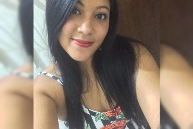 oscabecasdanoticia-manue Mulher de batom e blusa florida olha para selfie