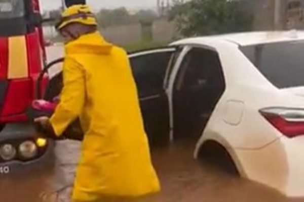 Bombeiro e bebê - Metrópoles