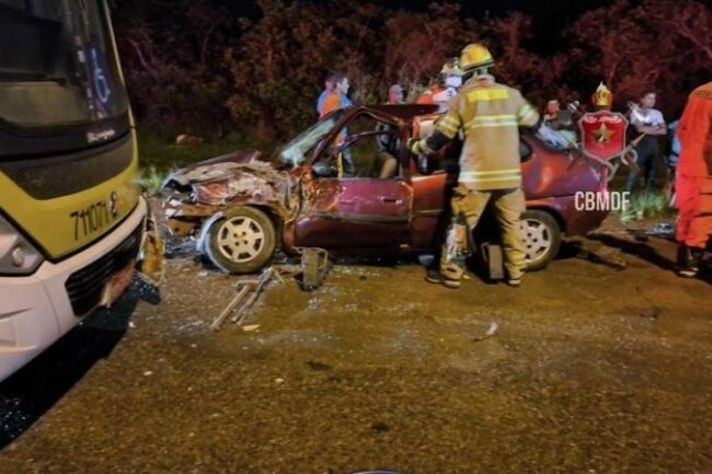 oscabecasdanoticia-1_wha Colisão frontal entre ônibus e carro de passeio na DF 180 resulta em três vítimas -  (crédito: Crédito: CBMDF)