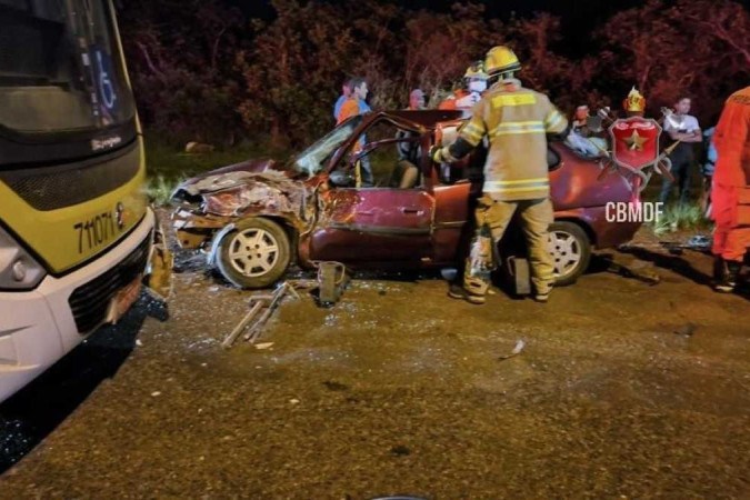 Colisão frontal entre ônibus e carro de passeio na DF 180 resulta em três vítimas -  (crédito: Crédito: CBMDF)