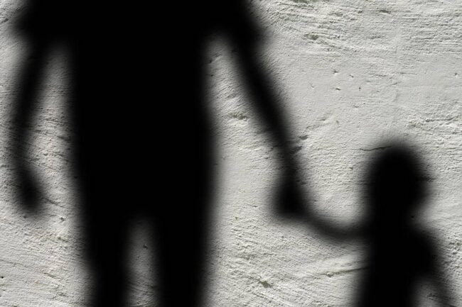 oscabecasdanoticia-abuso sombra de um adulto e de uma criança