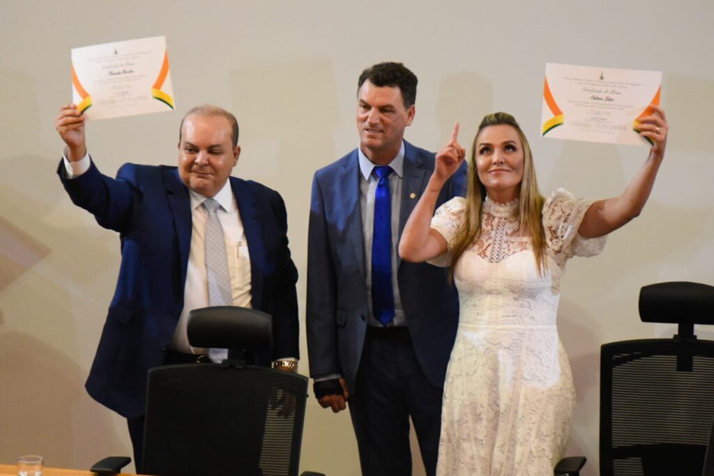 Ibaneis Rocha toma posse e menciona Lula