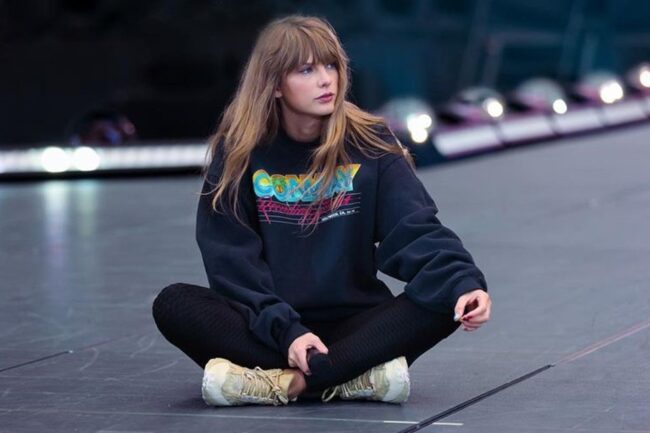 oscabecasdanoticia-capa- Taylor Swift é clicada sentada no palco em uma de suas apresentações - Metrópoles