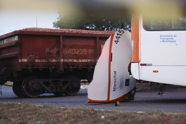 oscabecasdanoticia-colis ônibus atingido por trem no DF