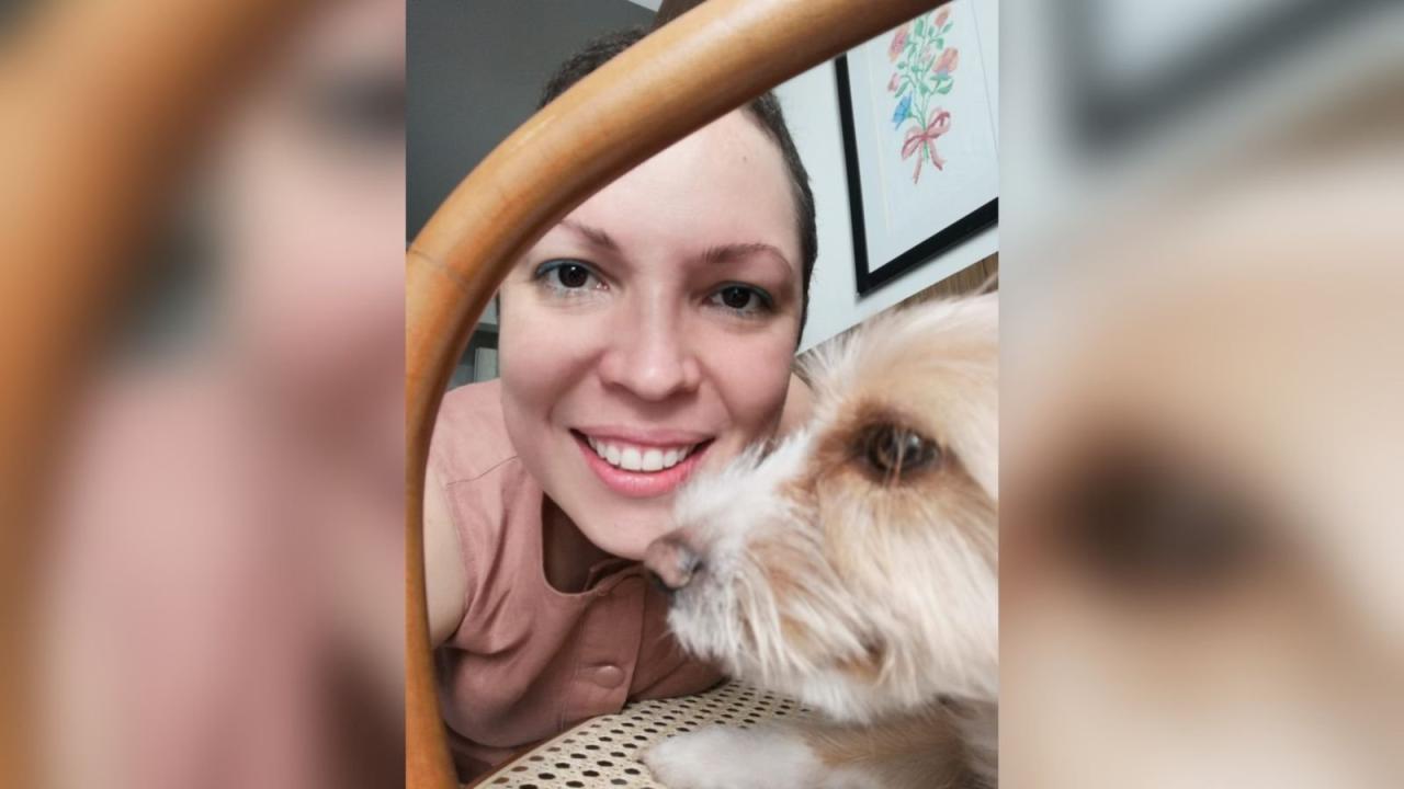 Foto colorida de Julia de Albuquerque Violato ao lado de um cachorro - Metrópoles