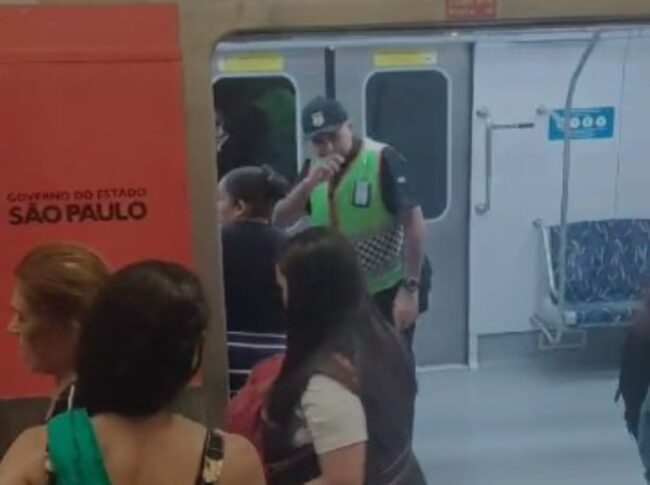 Imagem mostra segurança em trem - Metrópoles