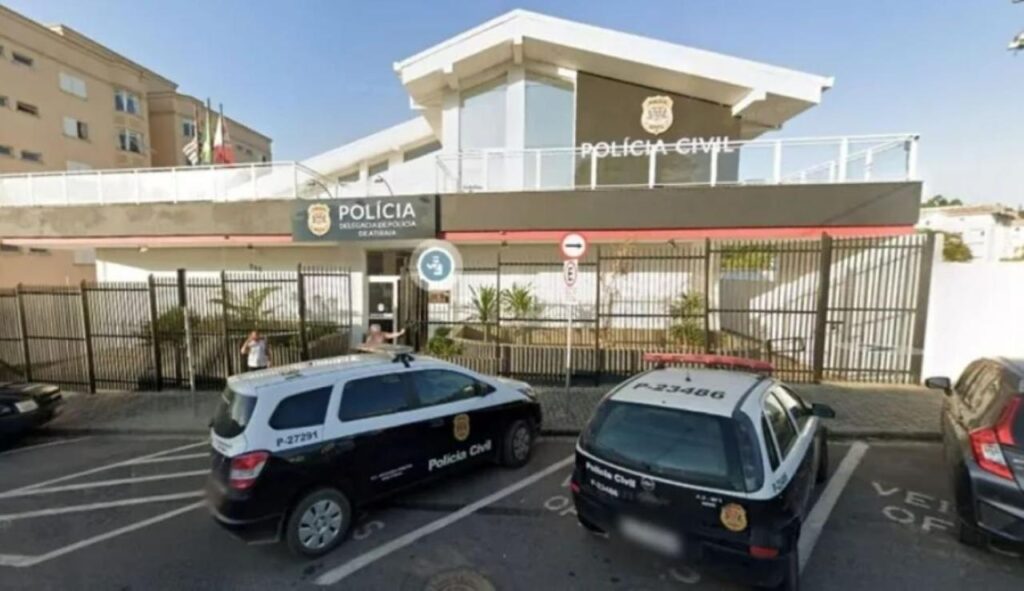 Imagem colorida mostra a fachada da delegacia de Atibaia, onde uma mulher se apresentou para confessar ter cortado o pênis do marido - Metrópoles