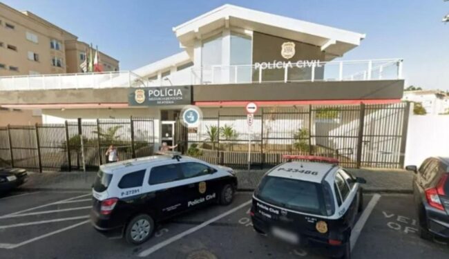 Imagem colorida mostra a fachada da delegacia de Atibaia, onde uma mulher se apresentou para confessar ter cortado o pênis do marido - Metrópoles