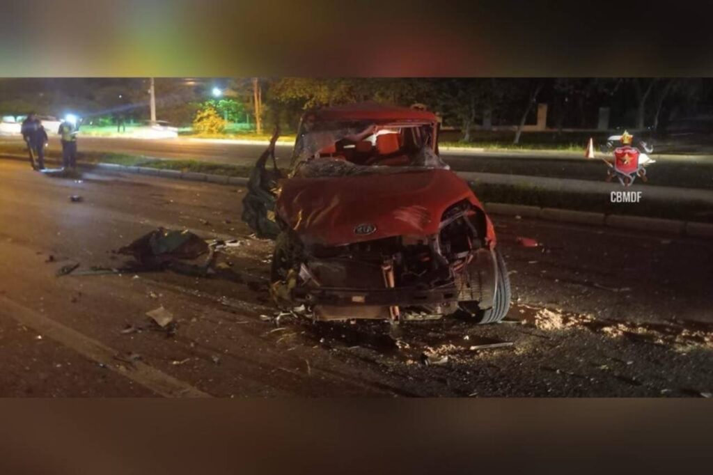 Imagem colorida de acidente de carro no park way - Metrópoles
