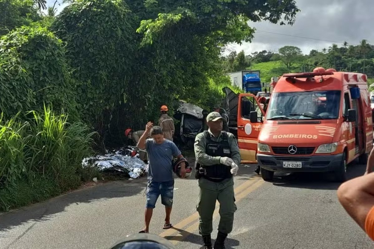 Imagem colorida mostra acidente enque caminhão e kombi em pernambuco - Metropoles