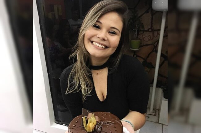 oscabecasdanoticia-alice Jovem branca, com cabelo longo, sorrindo