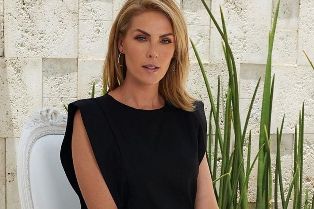 Ana Hickmann posa de look preto - Metrópoles