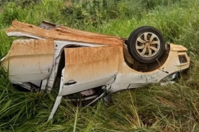Imagem colorida de carro partido ao meio - Metrópoles
