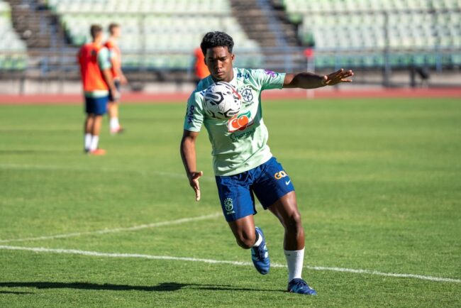 oscabecasdanoticia-endri Foto colorida de Endrick preparando chute - Metrópoles