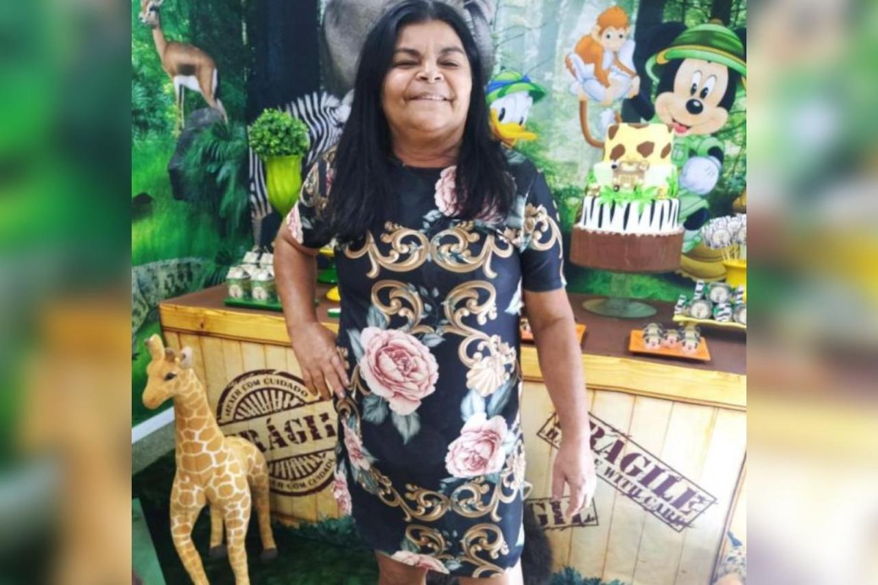 Imagem colorida de uma mulher com pele parda e cabelos pretos - Metrópoles