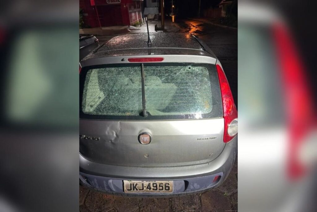 Imagem colorida de um carro após ser baleado por um sargento do CBMDF - Metrópoles