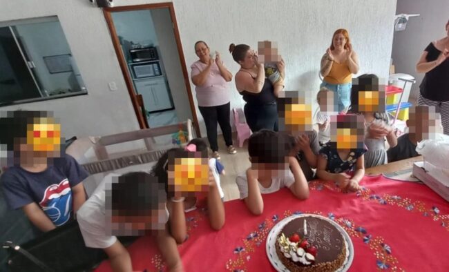 oscabecasdanoticia-insti Imagem colorida de crianças em festa de aniversário