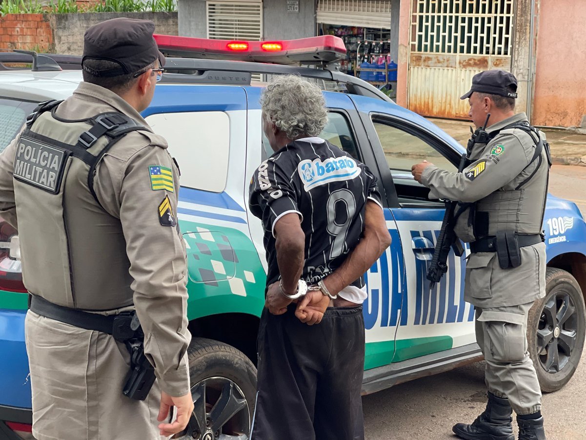 Imagem colorida de homem preso pela PMGO por feminicídio