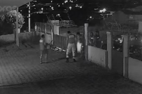 Imagem em preto e branco mostra momento em que bombeiros salvam beb~e de engasgo - Metrópoles