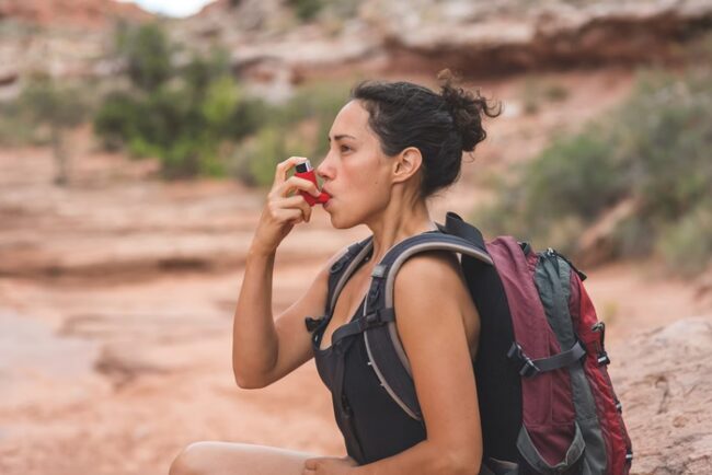 Foto de stock de Mulher com asma crónica caminhadas no deserto - Metrópoles