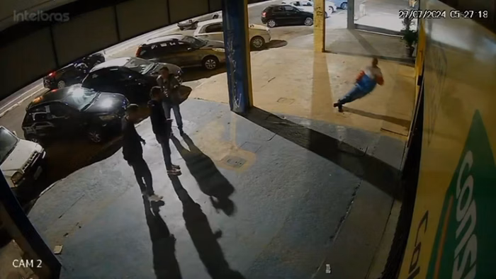 Homem é esfaqueado na rua