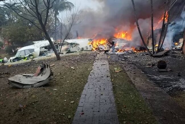 Imagem colorida de avião que caiu em Vinhedo