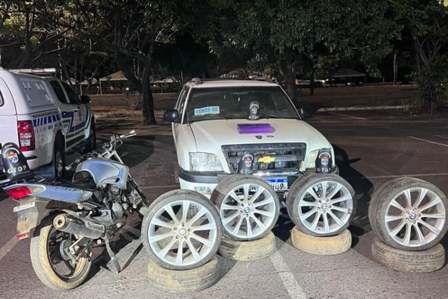 imagem colorida de carros, moto, pneus apreendidos pela PMDF