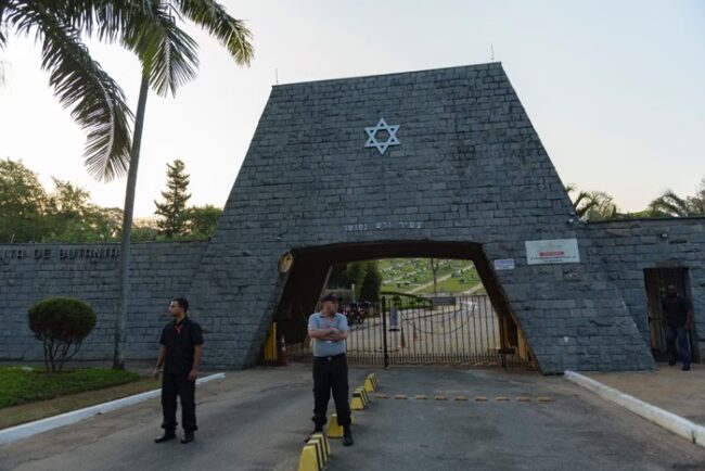 oscabecasdanoticia-cemit Movimento no Cemitério Israelita do Butantã no dia da morte de Silvio Santos - Metrópoles