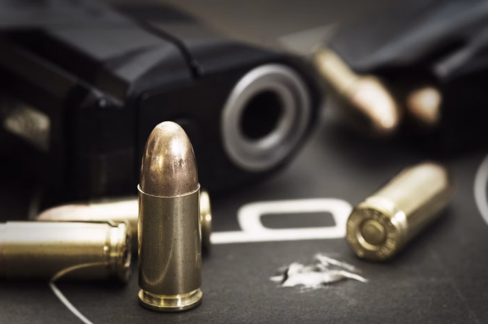 Imagem colorida de arma de fogo e munições chacina - Metrópoles