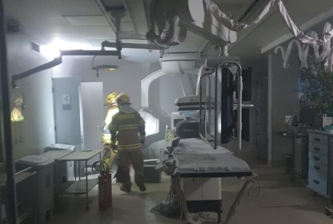 Imagem colorida de bombeiros em atuação em incêndio no Hospital Santa Lúcia