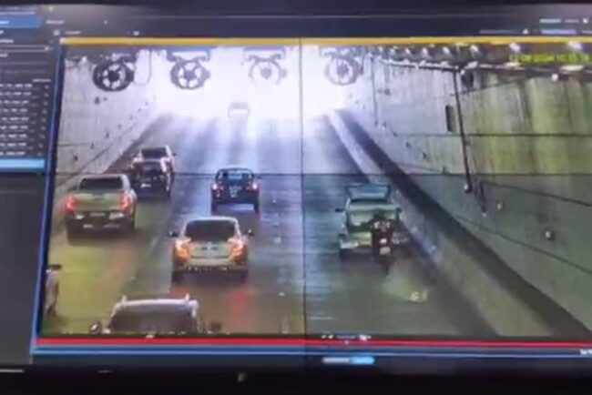 Motoqueiro fica em estado grave após colidir com carro parado em túnel 3