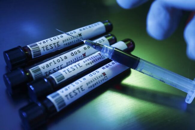 banco de imagem seringa ampola teste variola macaco monkeypox saude doença mpox