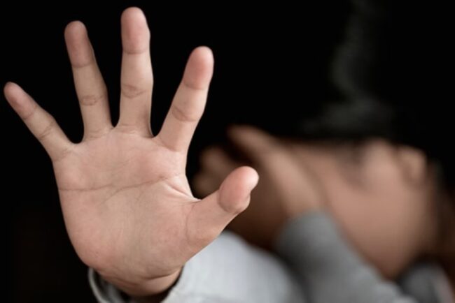 Imagem colorida, mulher com mão estendida - Metrópoles