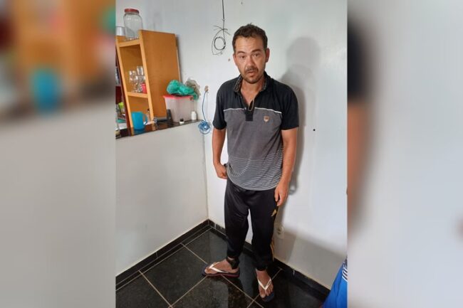 oscabecasdanoticia-foto- Imagem colorida de um homem usando tornozeleira eletronica - Metrópoles