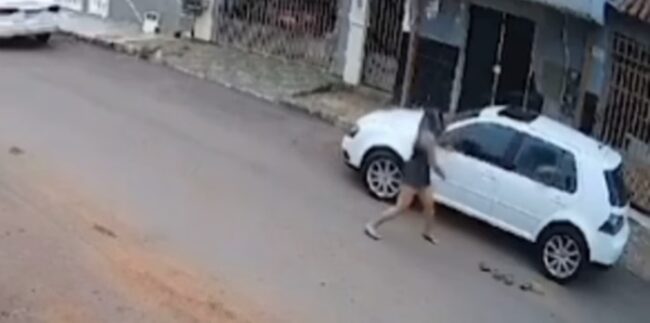 oscabecasdanoticia-pedra mulher atirando pedra em carro