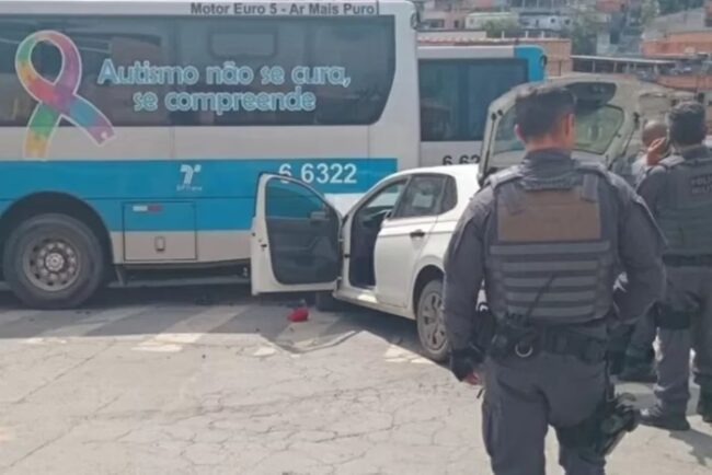 oscabecasdanoticia-perse Imagem colorida mostra carro batido em ônibus. Veículo era conduzido por bandidos que mantinha um homem refém no porta-malas