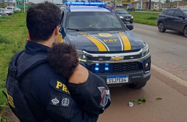 oscabecasdanoticia-prf-r Imagem colorida de bebê de costas no colo de um policial da PRF