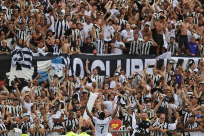 oscabecasdanoticia-torci Imagem colorida da torcida do Botafogo no Monumental de Núñez - Metrópoles