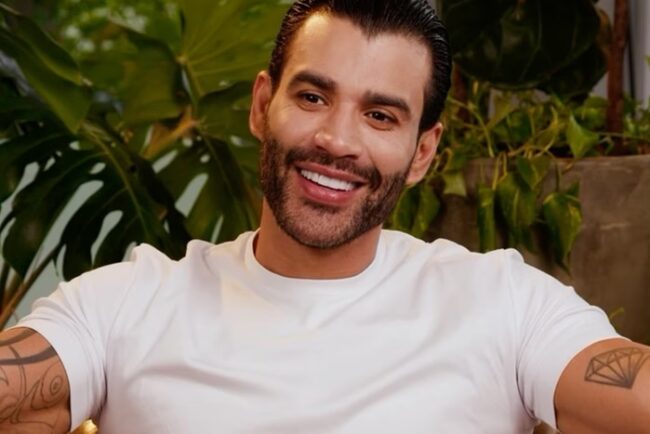 oscabecasdanoticia-capa- Gusttavo Lima posa sorridente e de blusa branca para as redes sociais - Metrópoles