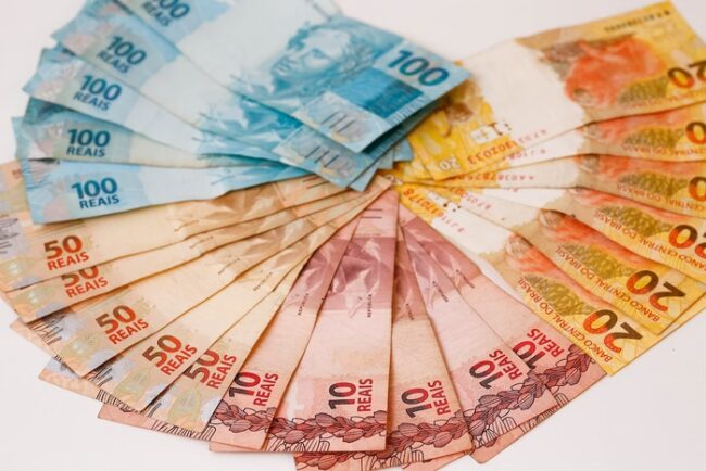 oscabecasdanoticia-dinhe imagem colorida de Notas de dinheiro - Brasília(DF), 06/10/2015