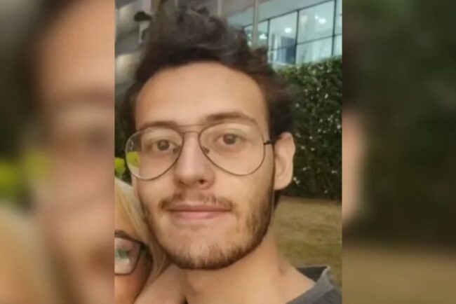 Imagem colorida de um homem com pele clara e óculos - Metrópoles