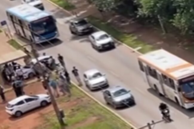 oscabecasdanoticia-batid Imagem de carro em parada de ônibus
