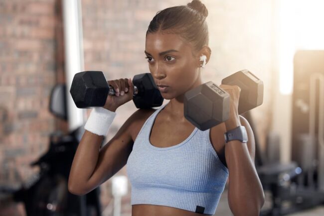 oscabecasdanoticia-trein Imagem mostra mulher negra com cabelos presos levantando dois pesos com os braços - Metrópoles
